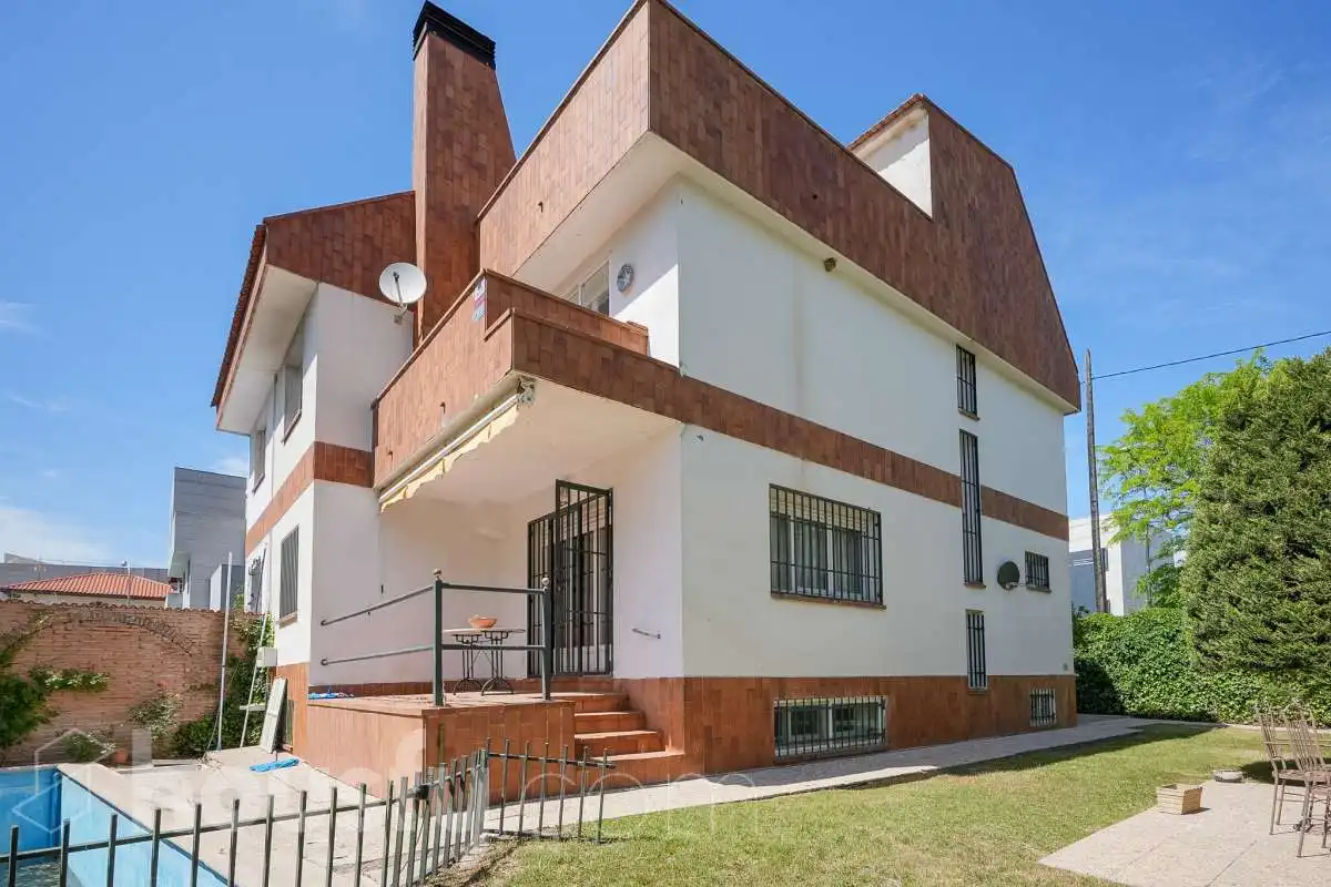 Exterior view of Houses for sale in  Madrid Capital  with Air Conditioner, Heating and Private garden
