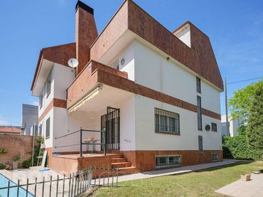 Casa amb balcó en venda a Avenida de la Victoria .