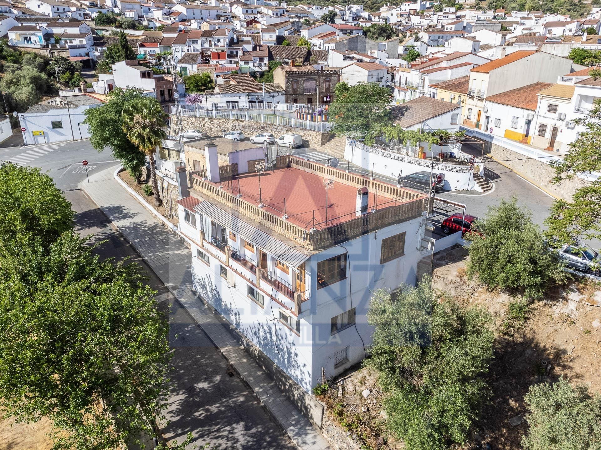 Vista exterior de Casa o xalet en venda en El Castillo de las Guardas amb Terrassa i Traster