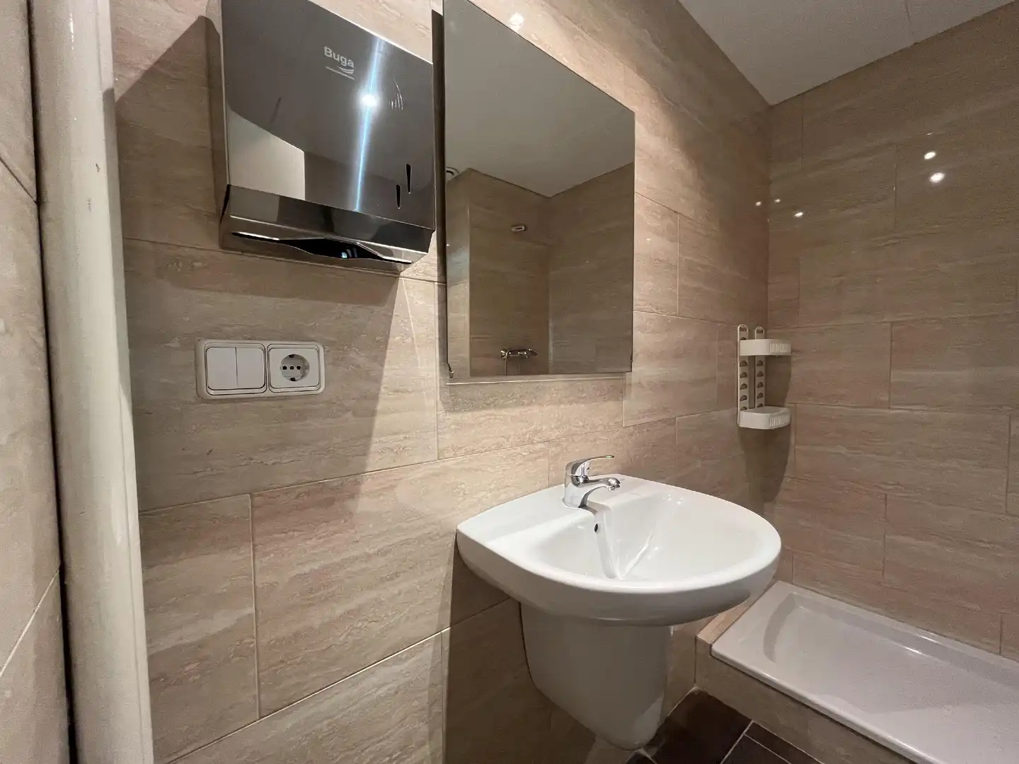 Badezimmer von Wohnung zum Verkauf in Girona mit Heizung und Parkett