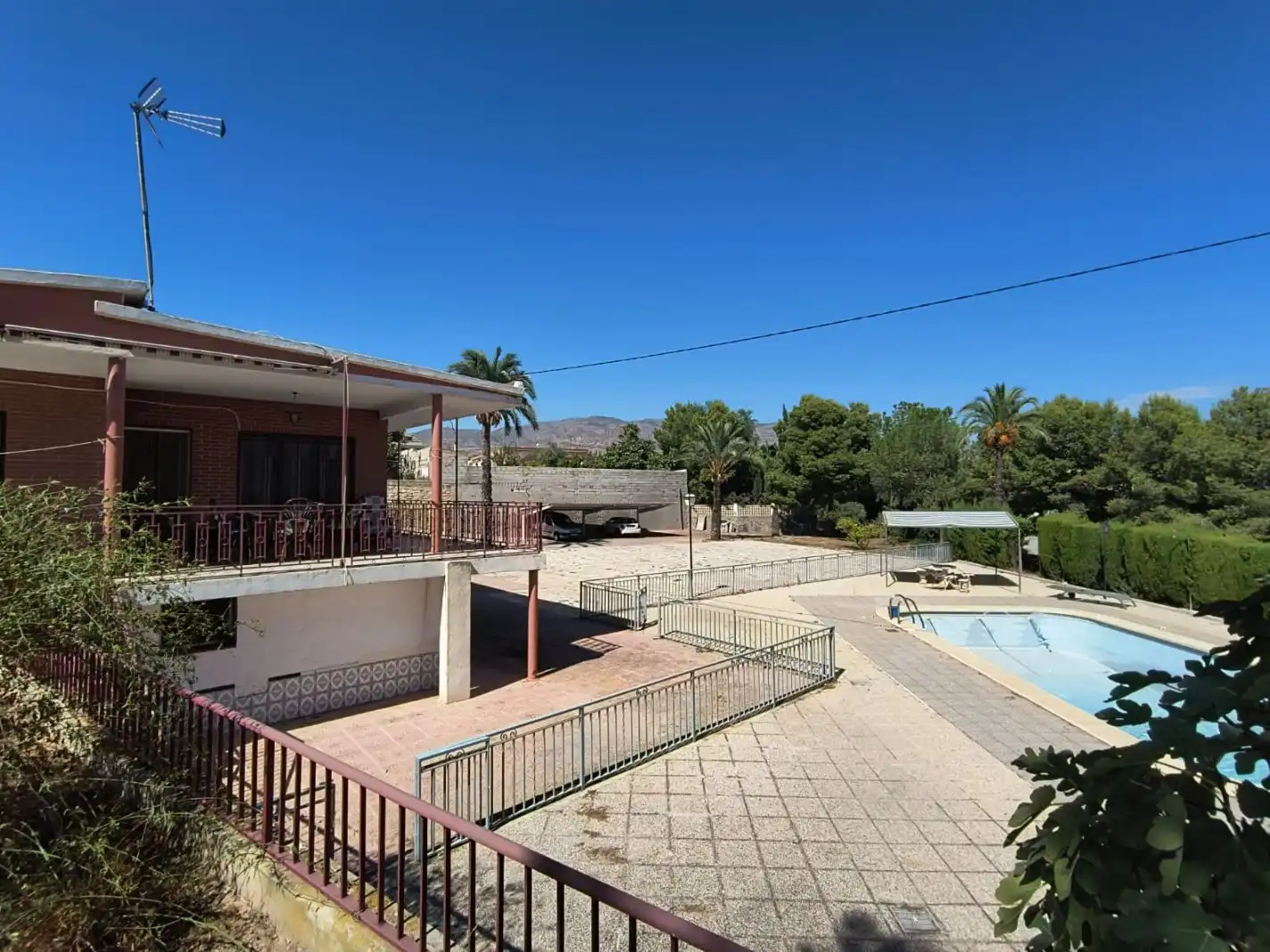 Vista exterior de Casa o xalet en venda en Crevillent amb Aire condicionat, Terrassa i Piscina
