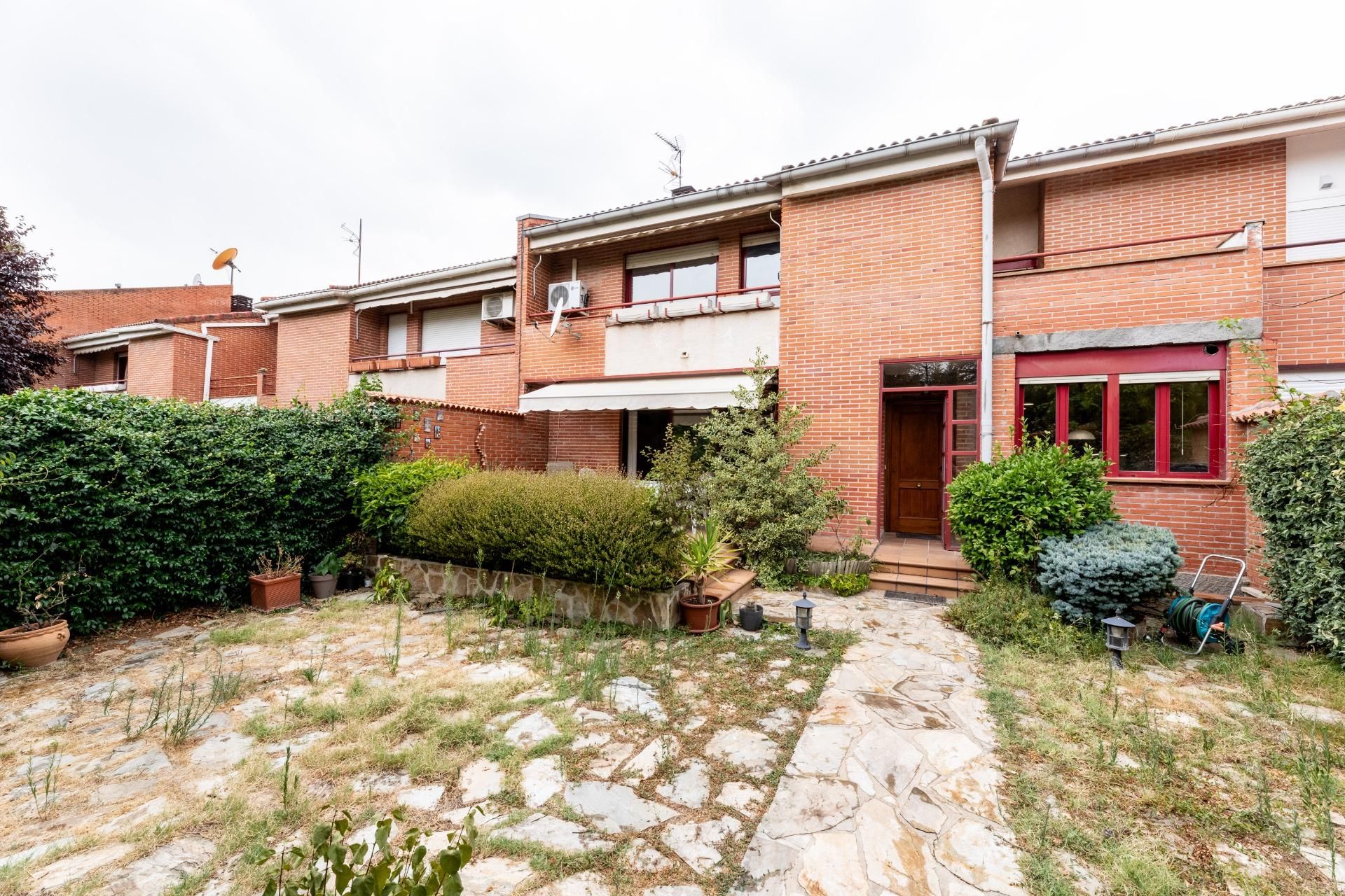 Exterior view of Single-family semi-detached for sale in Las Rozas de Madrid  with Air Conditioner, Heating and Private garden