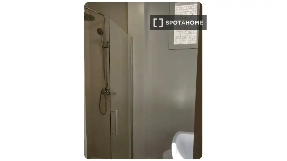 Bathroom of Flat for rent in Madrid  with Air Conditioner, Heating and Furnished