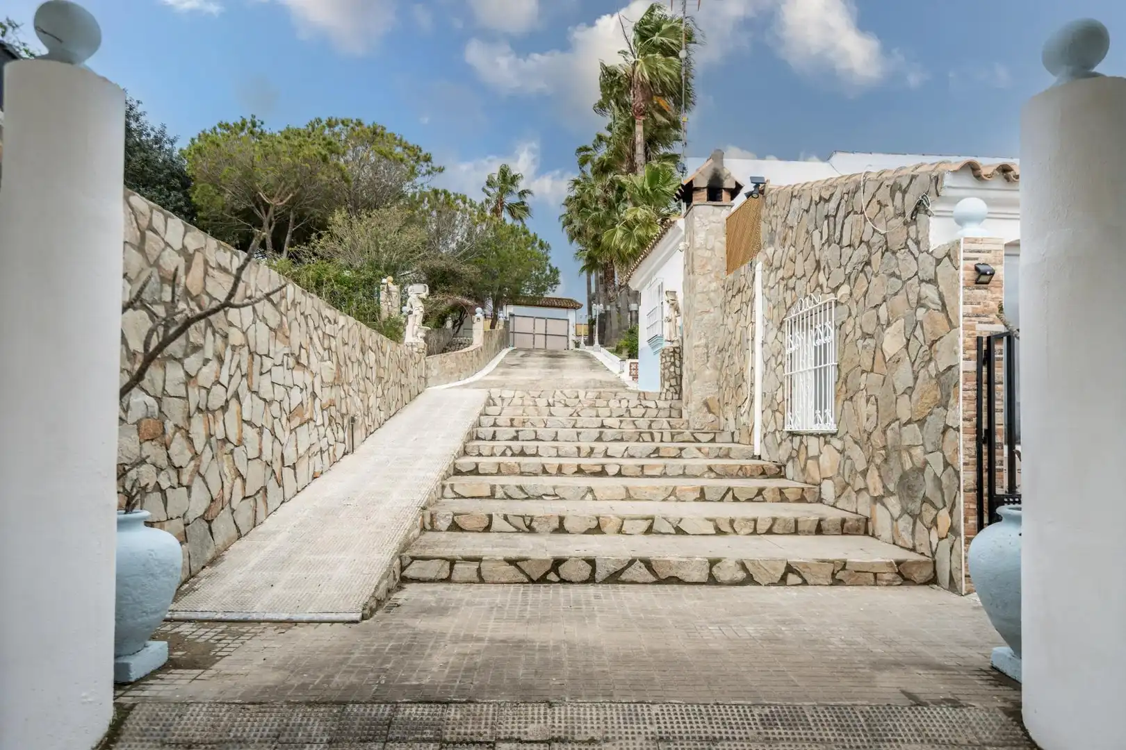 Vista exterior de Casa o xalet en venda en Chiclana de la Frontera amb Aire condicionat, Jardí privat i Terrassa