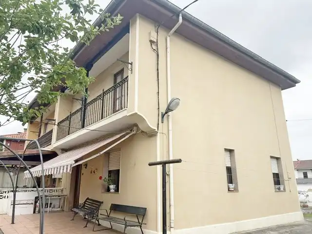 Vista exterior de Casa adosada en venda en Reocín amb Jardí privat, Terrassa i Traster