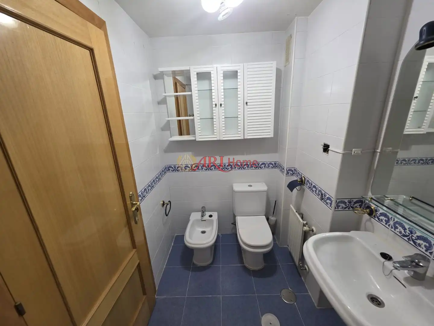 Bathroom of Flat for sale in Fuenlabrada  with Air Conditioner, Heating and Swimming Pool