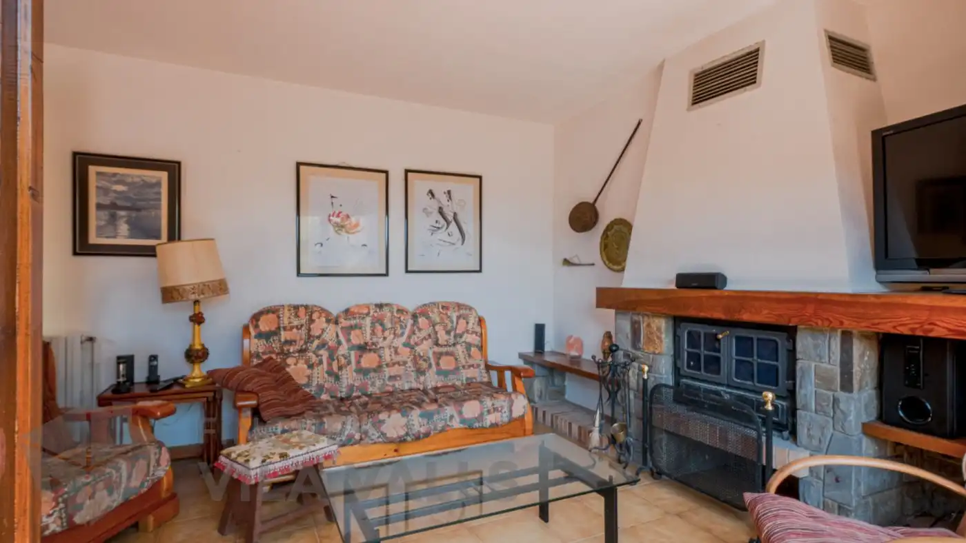 Wohnzimmer von Haus oder Chalet zum Verkauf in Sant Quirze Safaja mit Privatgarten und Balkon