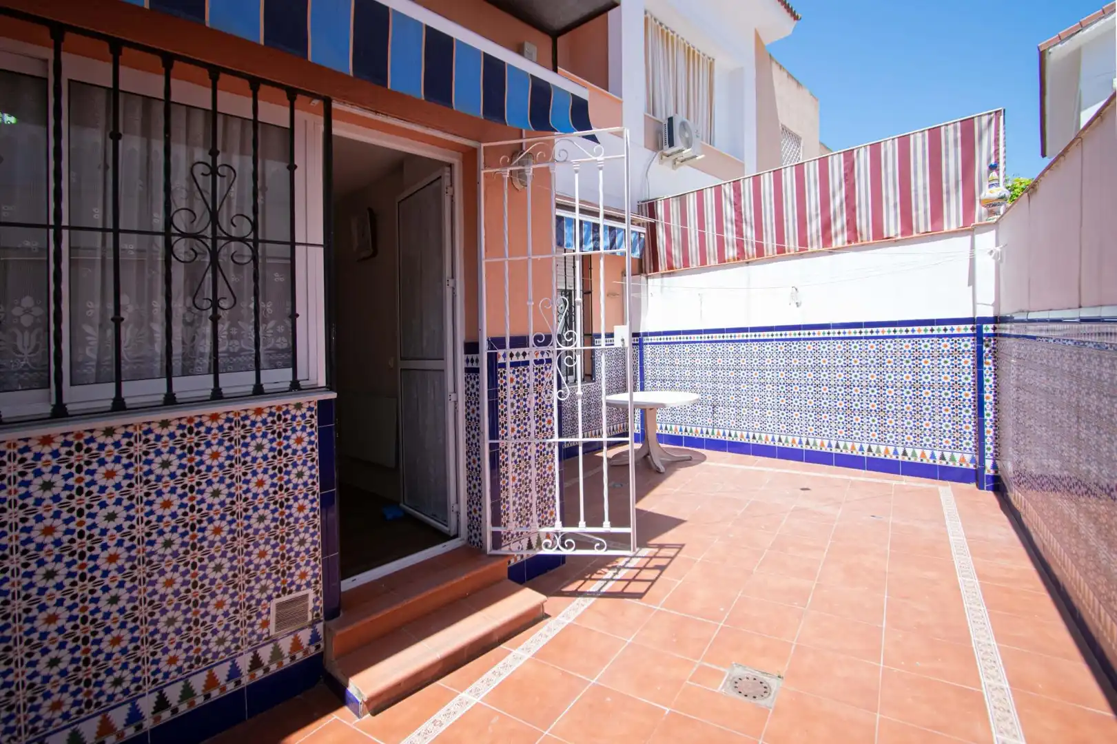 Terrasse von Einfamilien-Reihenhaus zum Verkauf in Sevilla mit Klimaanlage und Heizung