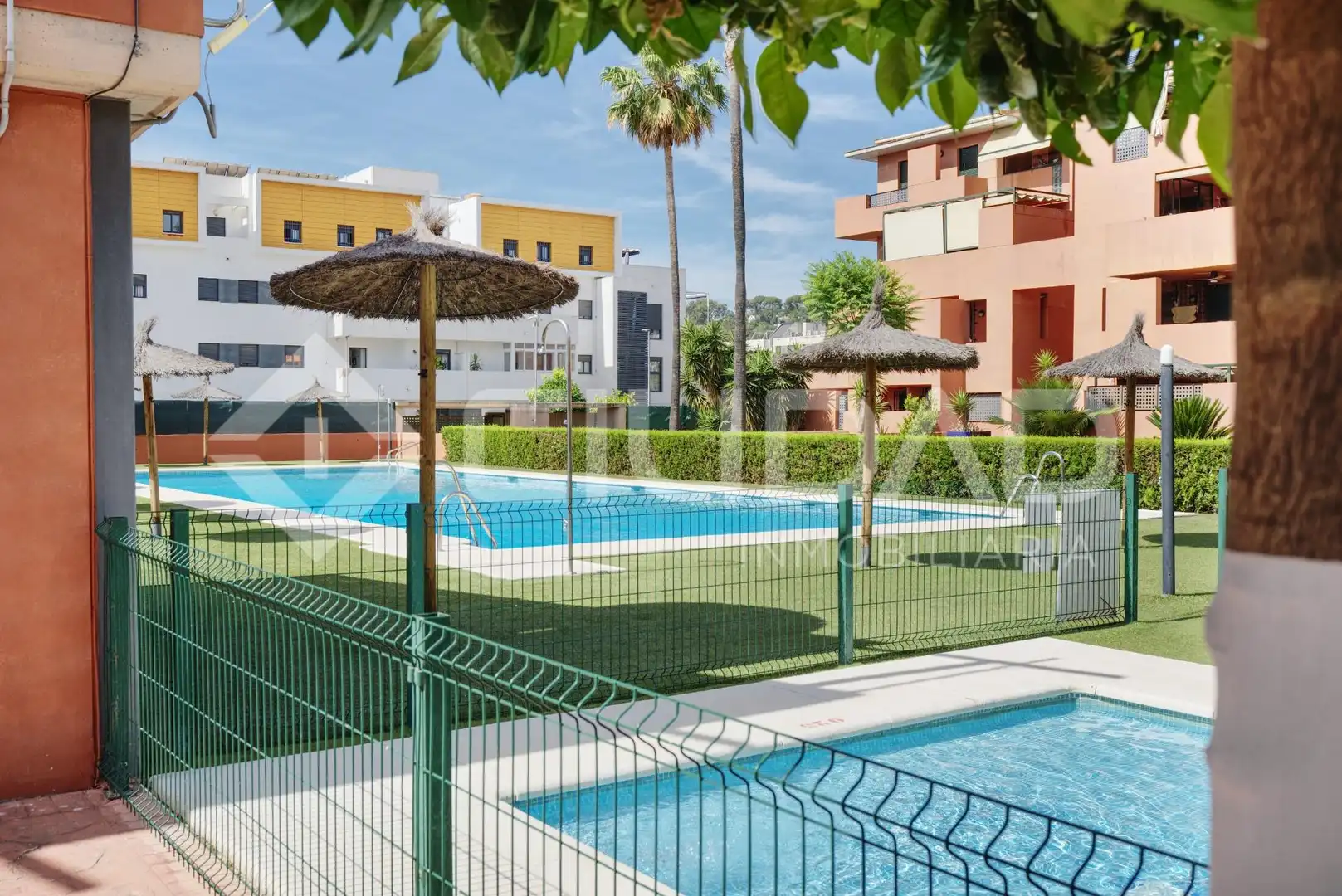 Piscina de Apartamento en venta en San Juan de Aznalfarache con Aire acondicionado, Jardín privado y Terraza