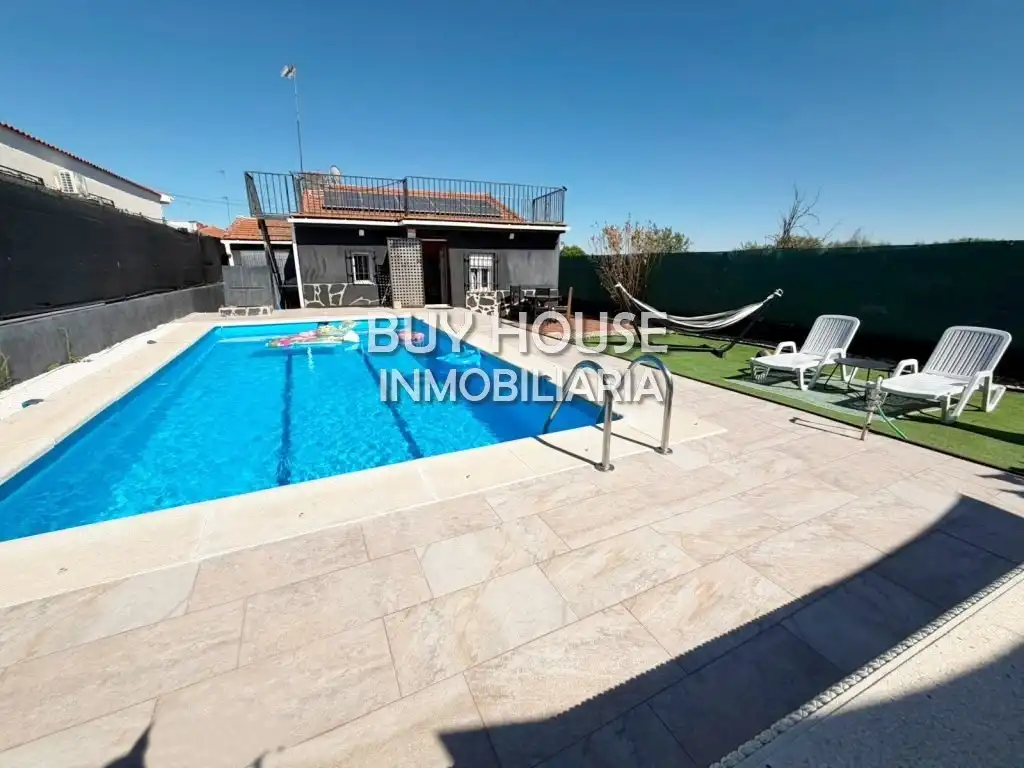 Piscina de Casa o xalet en venda en Yuncos