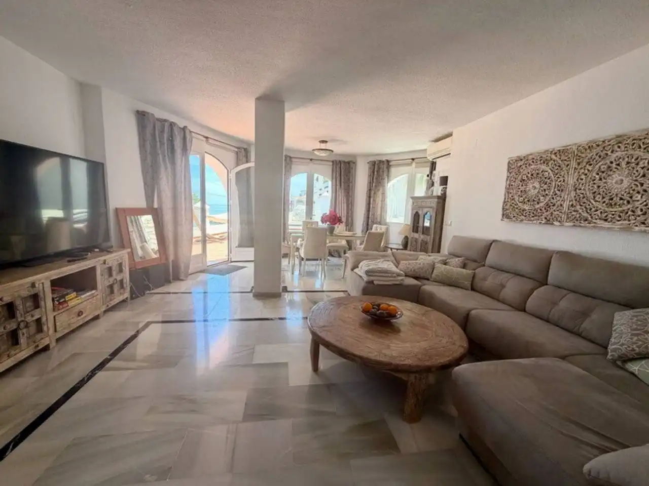 Sala d'estar de Casa o xalet en venda en Almuñécar amb Aire condicionat, Jardí privat i Terrassa
