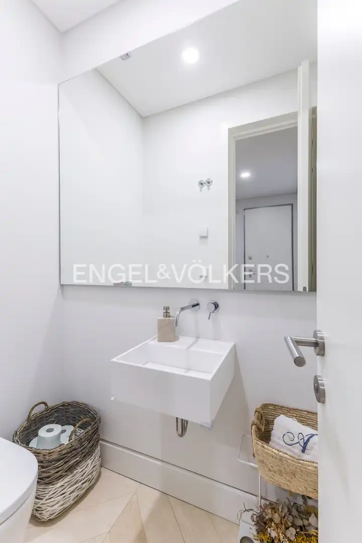 Bany de Apartament en venda en Madrid amb Calefacció, Jardí privat i Traster