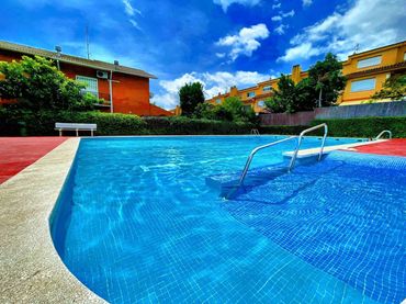 Casa amb piscina en venda a Ronda Serraperera