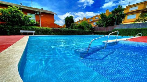CASA ADOSADA EN SERRAPARERA CON PISCINA Y GARAJE