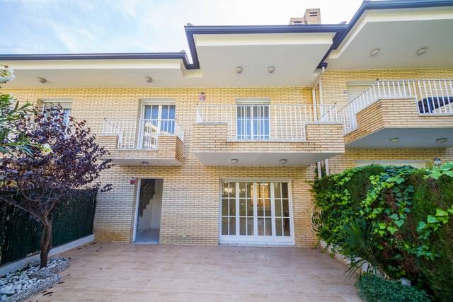 Casa adosada en Venta en Plaça Nacions, 12 en Centre - Platja