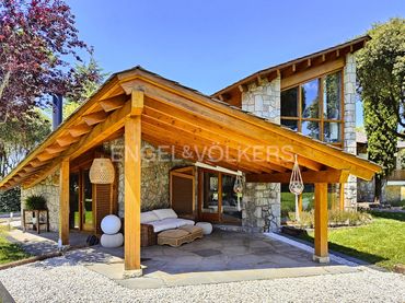 Casa con piscina in vendita a Seva