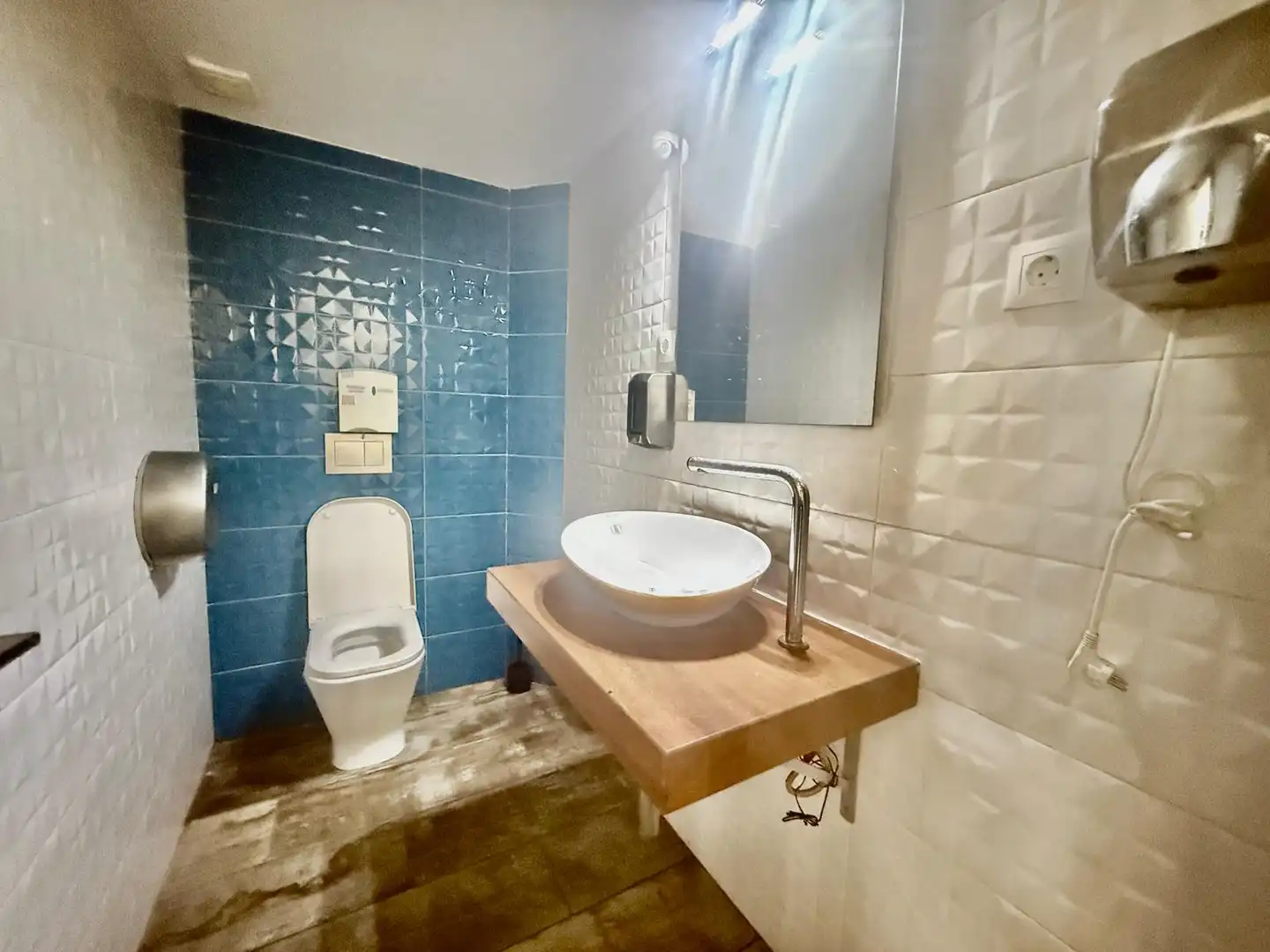 Baño de Local en venta en Málaga con Aire acondicionado, Calefacción y Amueblado