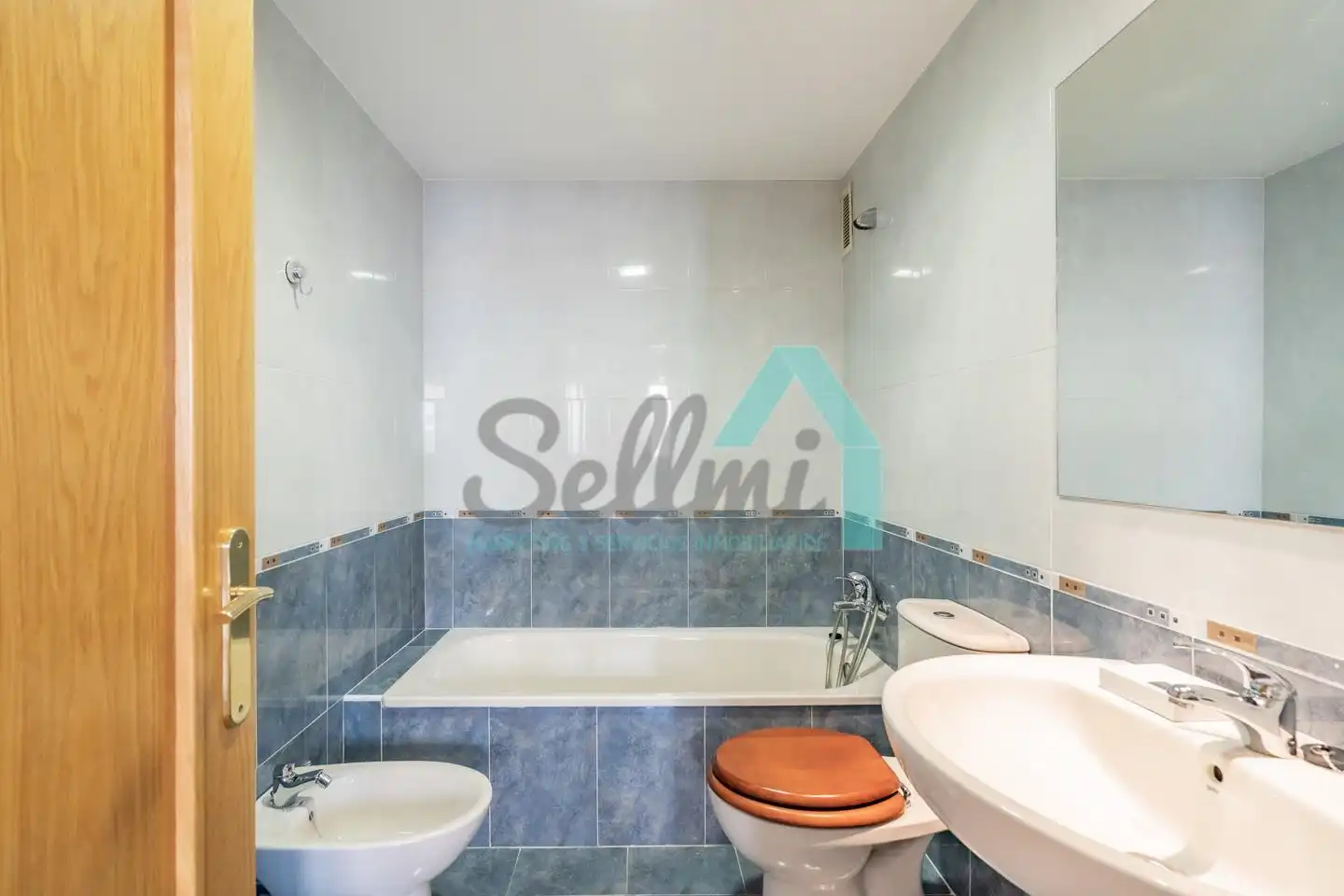 Bathroom of Flat for rent in Oviedo   with Heating, Parquet flooring and Furnished
