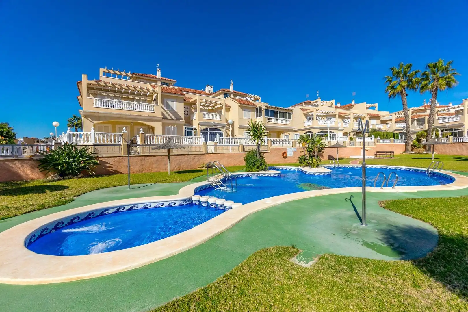 Vista exterior de Dúplex en venda en Orihuela amb Aire condicionat, Jardí privat i Piscina