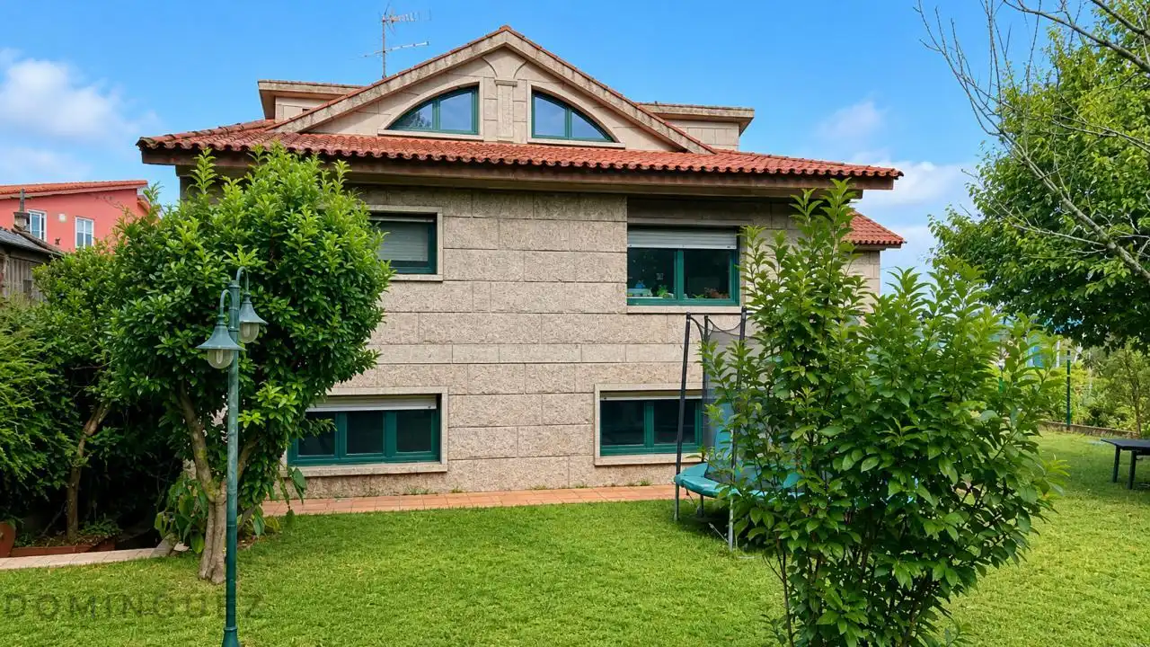 Vista exterior de Casa o chalet en venta en Vigo  con Calefacción, Jardín privado y Parquet