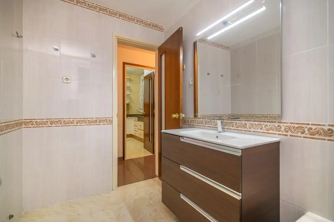 Bathroom of Flat for sale in Barcelona  with Heating, Parquet flooring and Balcony