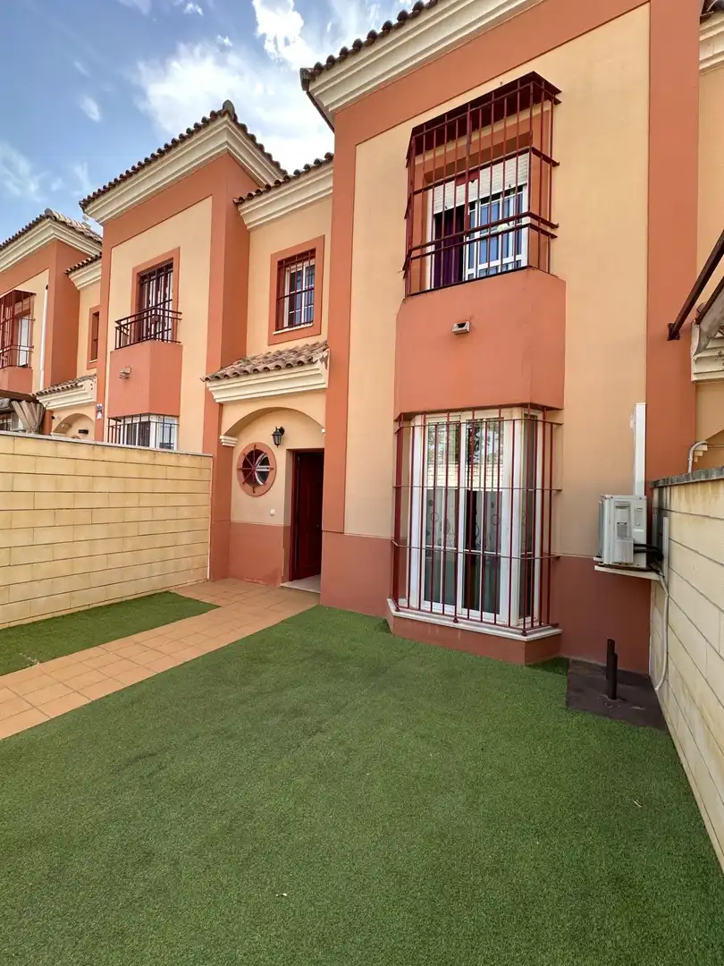 Vista exterior de Casa o chalet en venta en Dos Hermanas