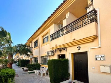 Maison mitoyenne avec balcon à vendre à Calle Calle Mayor-la Zenia