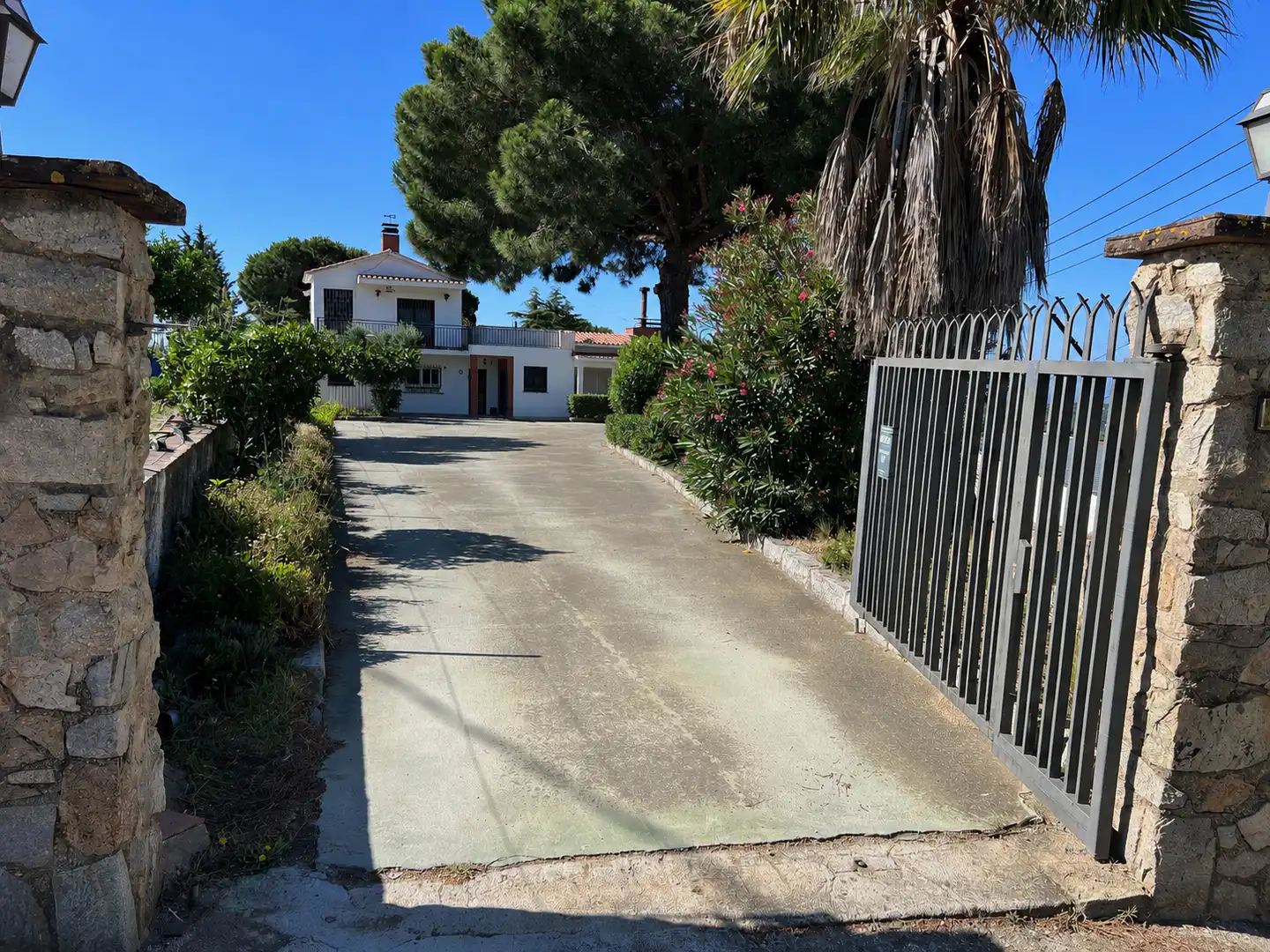 Vista exterior de Casa o xalet en venda en Mataró amb Aire condicionat, Jardí privat i Terrassa