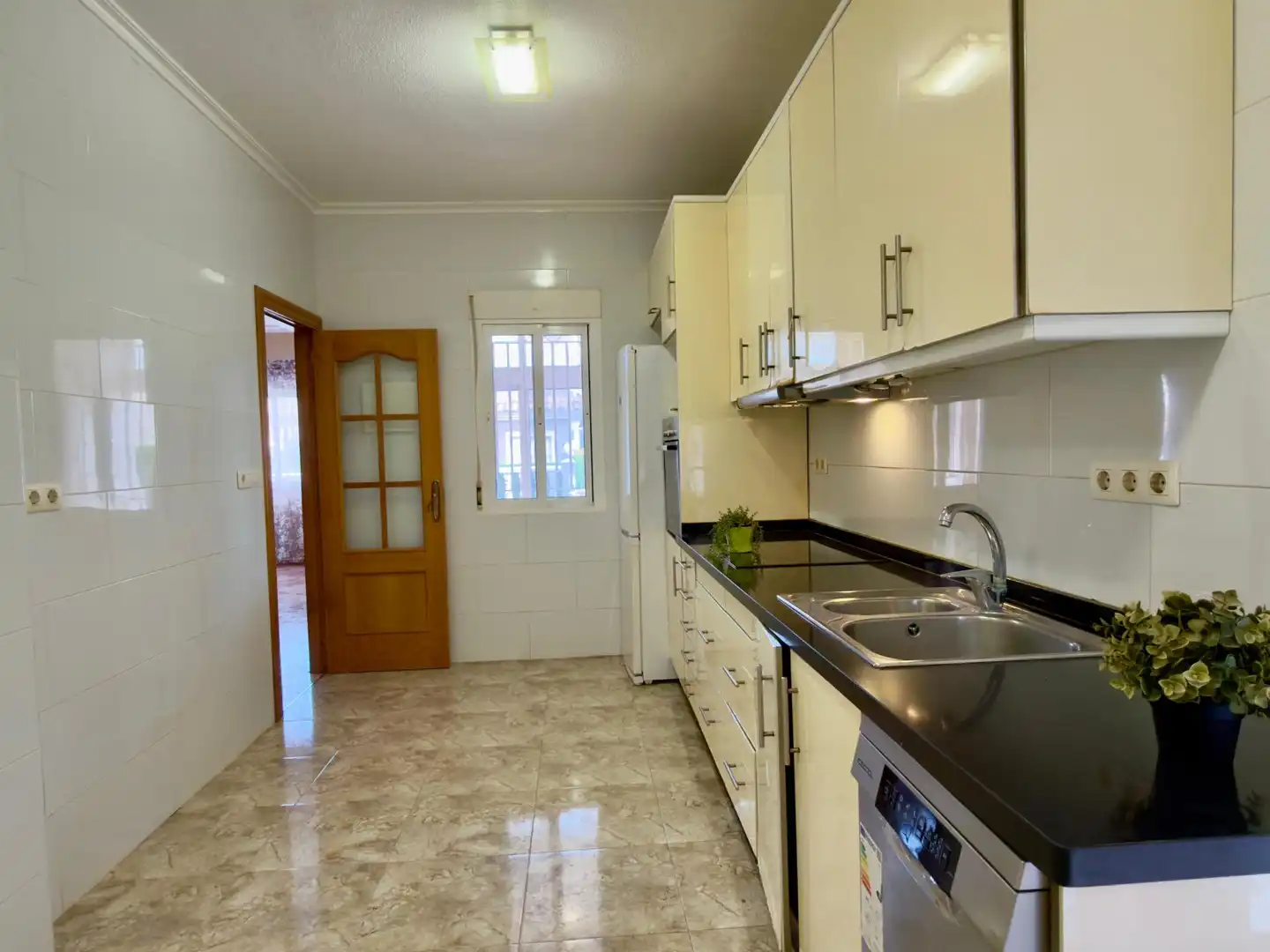 Cuina de Casa o xalet en venda en Torrevieja amb Aire condicionat, Jardí privat i Terrassa