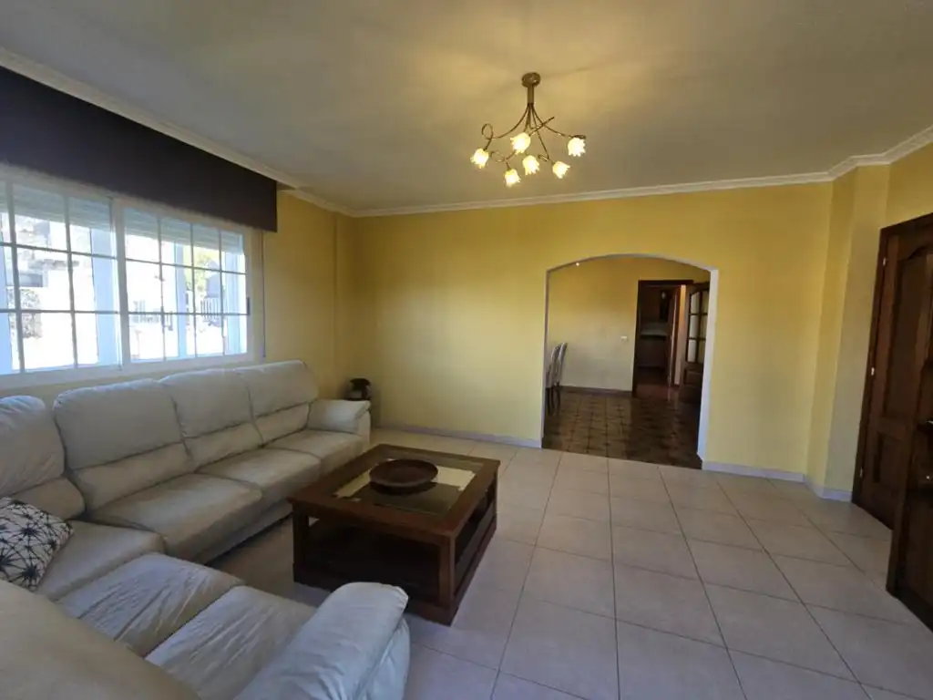 Sala d'estar de Casa o xalet en venda en Boiro amb Calefacció, Jardí privat i Parquet