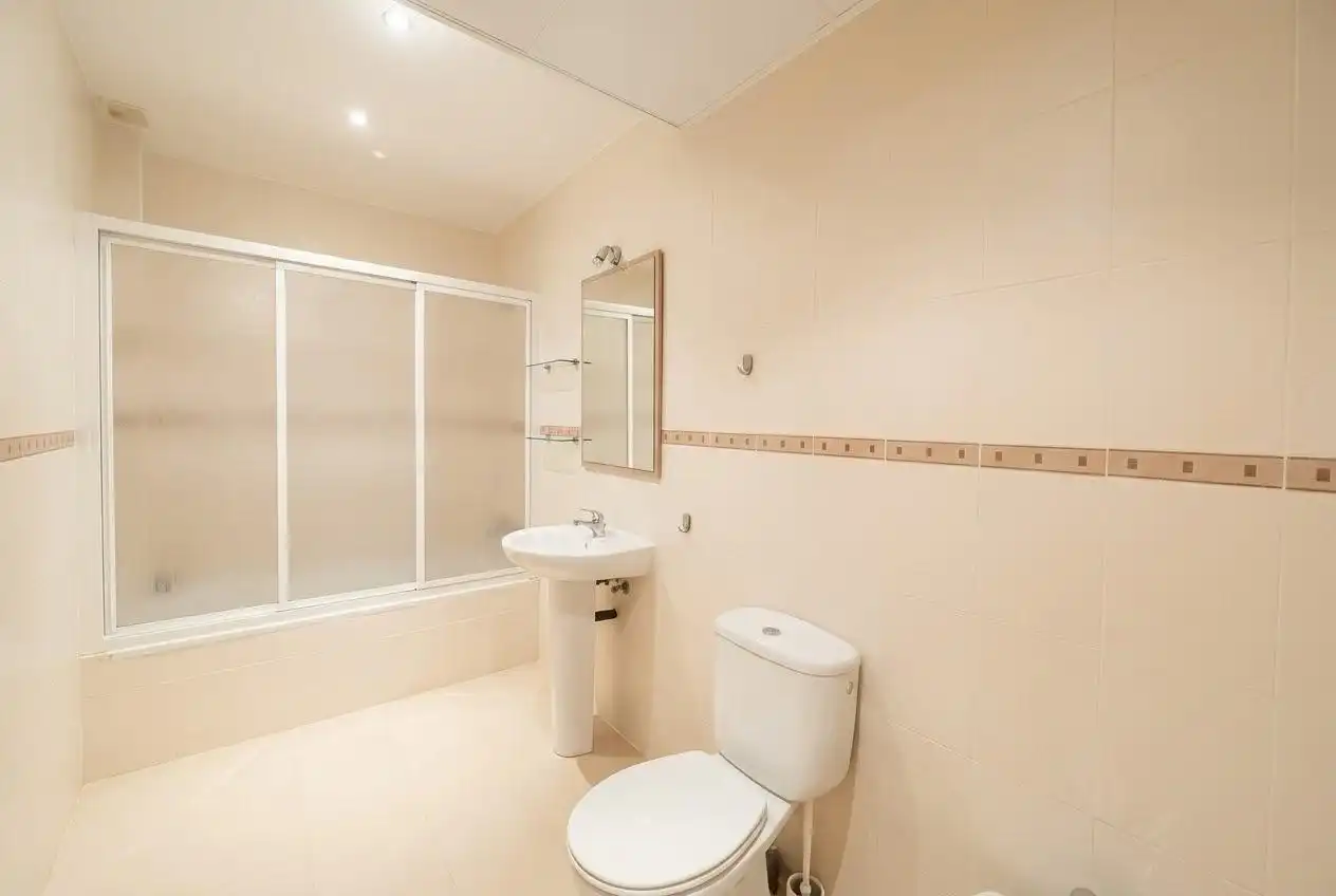 Badezimmer von Maisonette zum Verkauf in Madrid mit Klimaanlage, Heizung und Terrasse