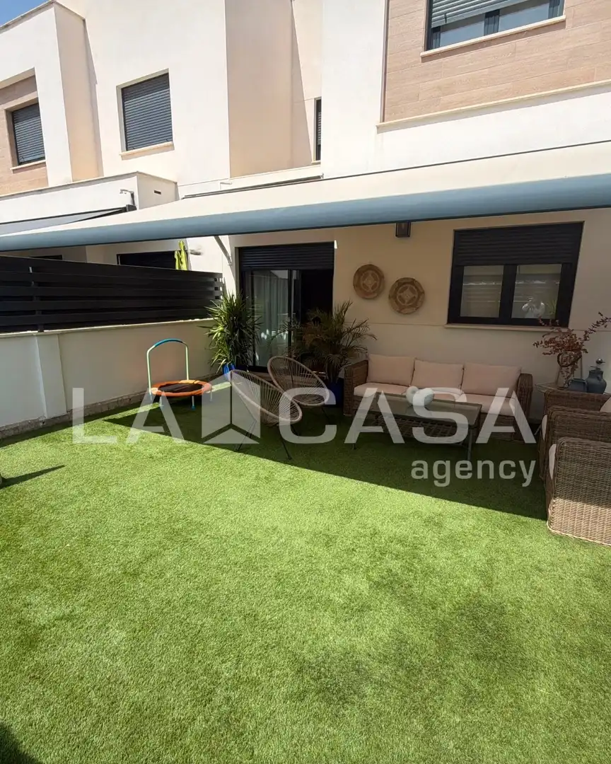 Casa a schiera con piscina in vendita a Entrenúcleos, imagen 2