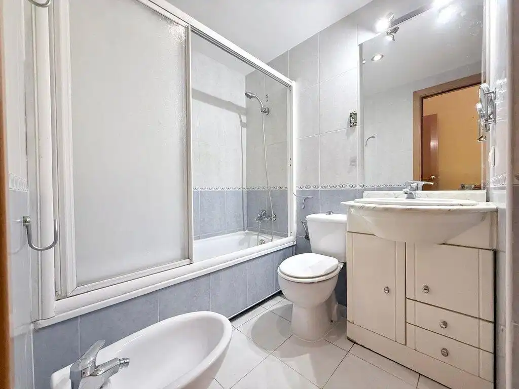 Badezimmer von Wohnungen zum Verkauf in Figueres mit Klimaanlage, Heizung und Terrasse