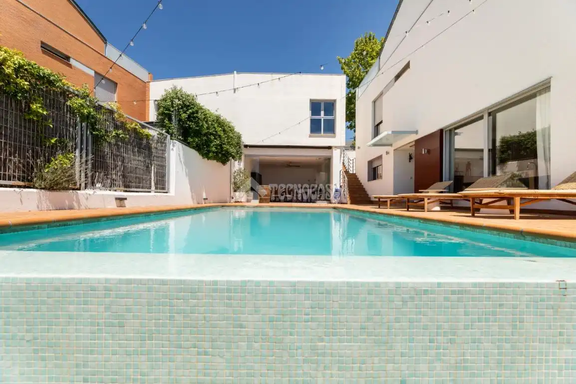 Schwimmbecken von Einfamilien-Reihenhaus zum Verkauf in Torrelodones mit Klimaanlage, Heizung und Terrasse