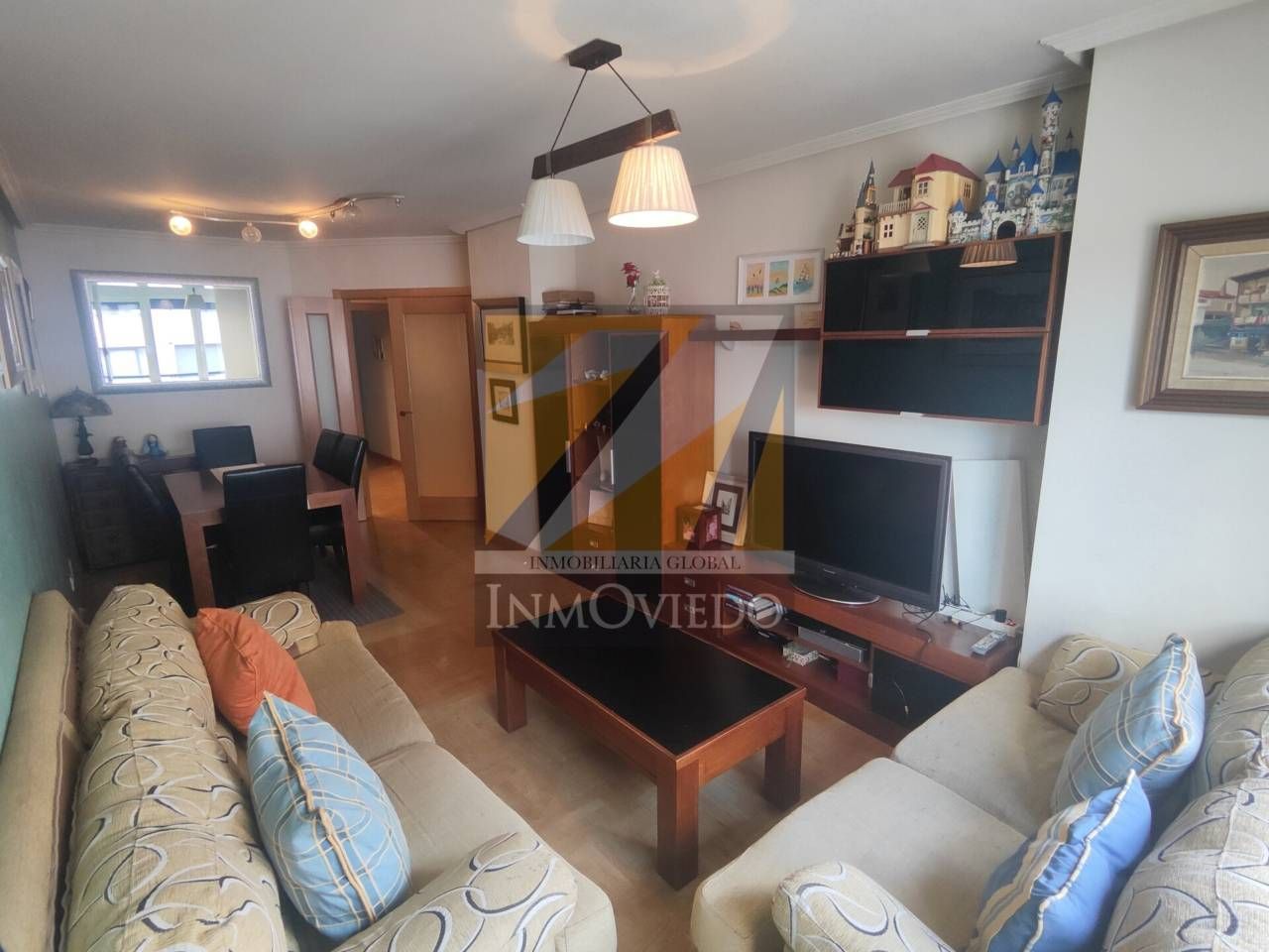 Sala d'estar de Pis en venda en Oviedo  amb Calefacció, Parquet i Traster