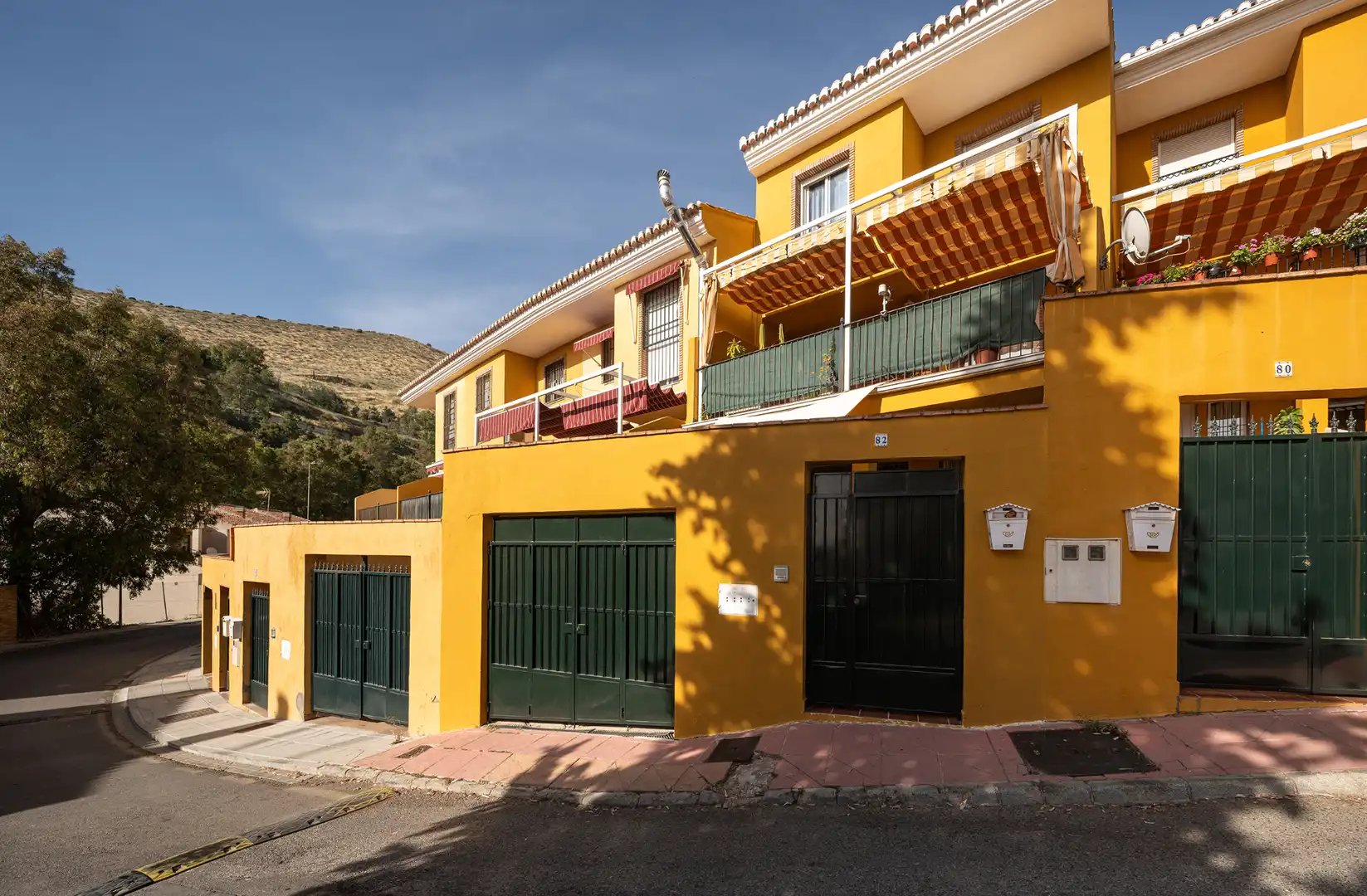 Vista exterior de Casa adosada en venta en Cenes de la Vega con Aire acondicionado, Calefacción y Terraza