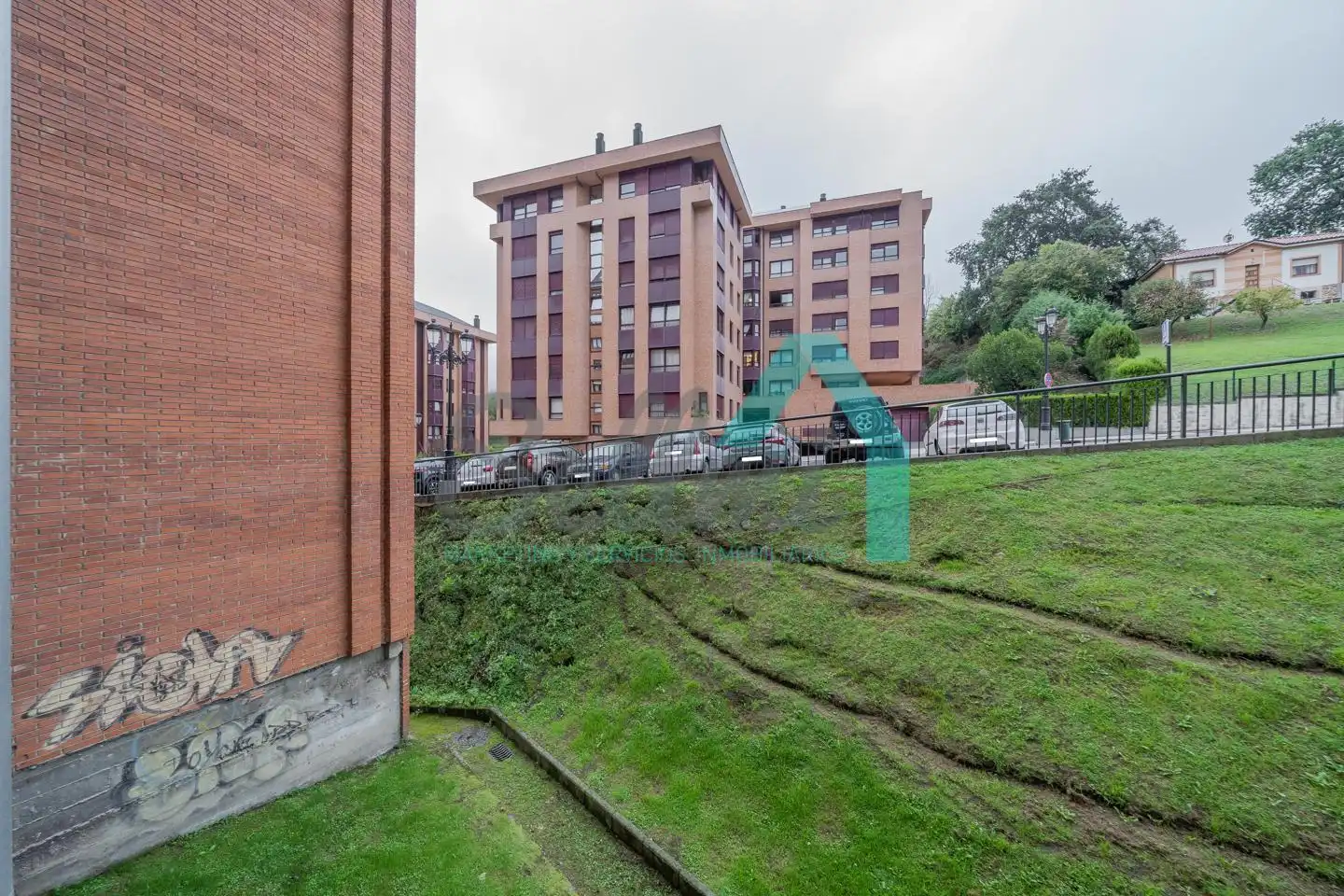 Vista exterior de Planta baja de alquiler en Oviedo  con Calefacción, Parquet y Amueblado