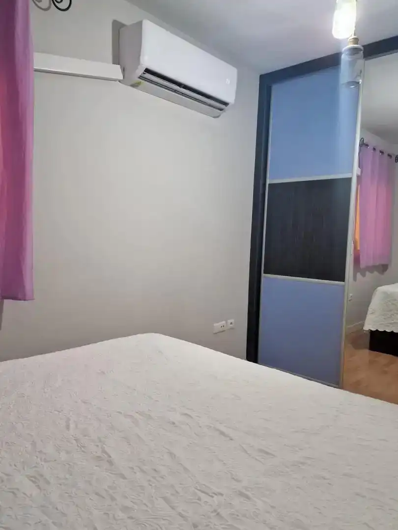 Dormitori de Apartament de lloguer en Churriana de la Vega amb Aire condicionat, Parquet i Piscina