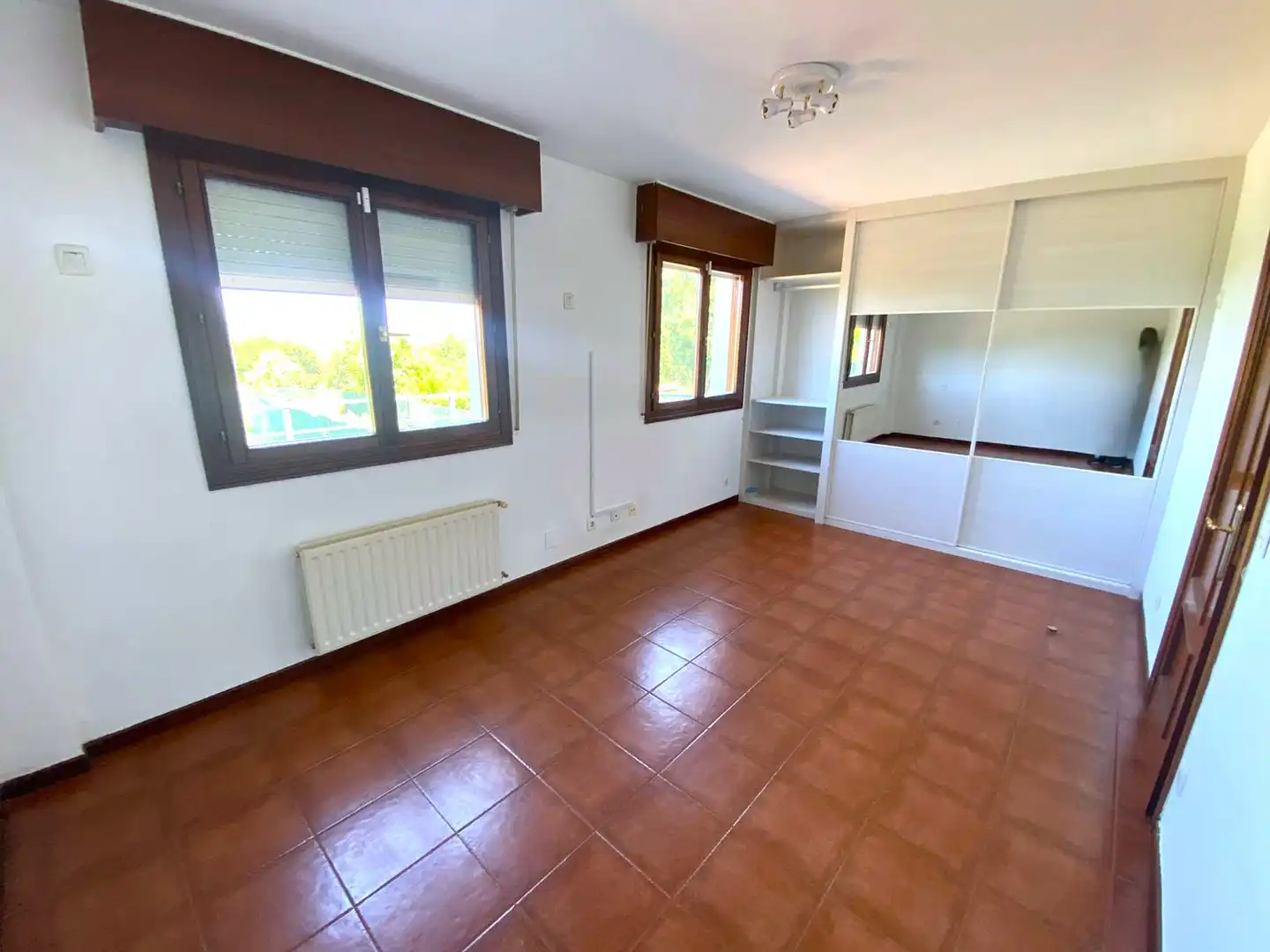 Wohnzimmer von Einfamilien-Reihenhaus zum Verkauf in Castro-Urdiales mit Heizung, Privatgarten und Parkett