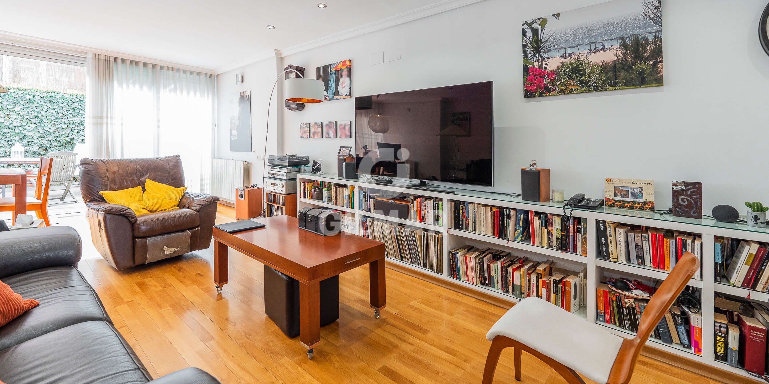 Sala de estar de Casa adosada en venta en  Madrid Capital con Calefacción, Jardín privado y Piscina