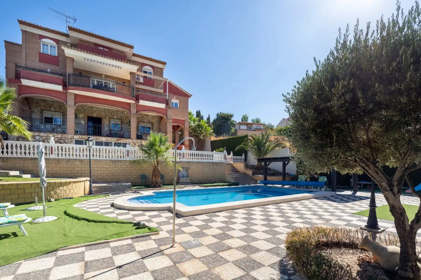 Chalet con piscina en venta en Calle del Abedul
