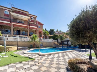 Villa con piscina in vendita a Calle del Abedul