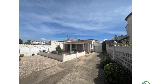 Casa de planta baja para reformar en Peni, con garaje, posibilidad de piscina y orientación suroeste.