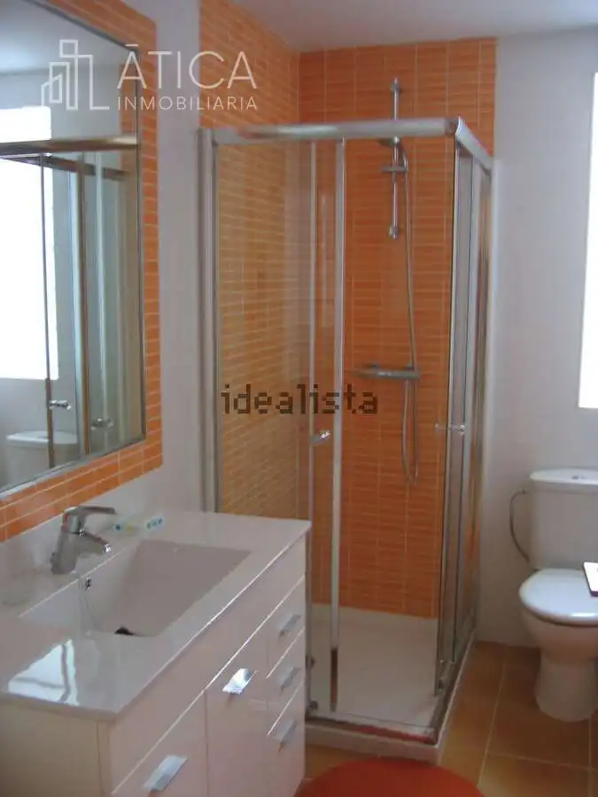 Badezimmer von Dachboden zur Miete in Salamanca mit Heizung und Möbliert