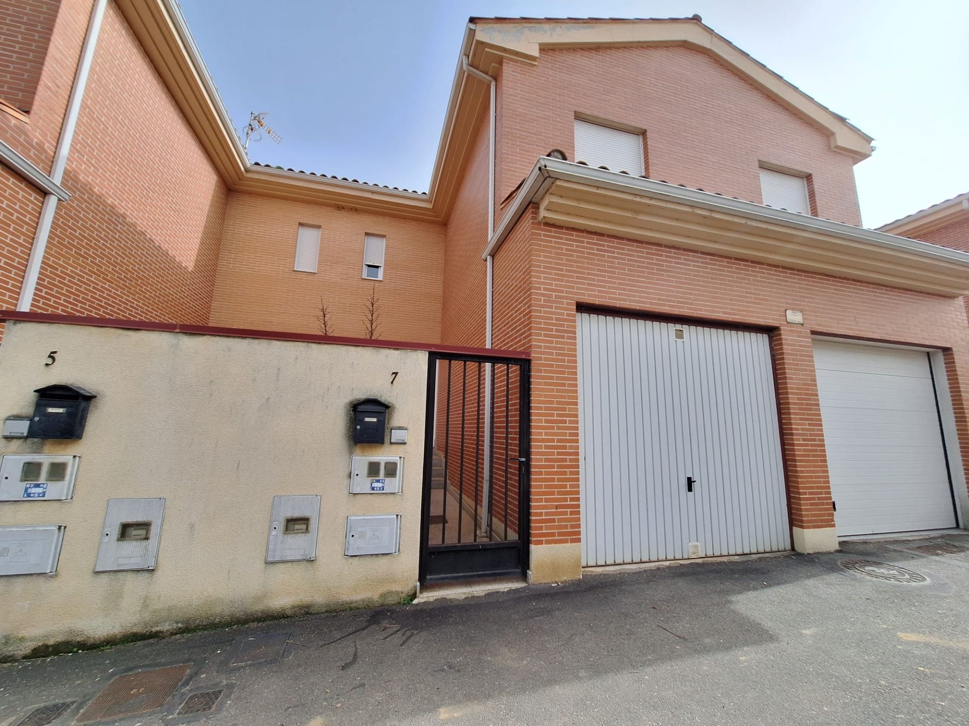 Vista exterior de Casa adosada en venta en Castrogonzalo con Calefacción y Jardín privado