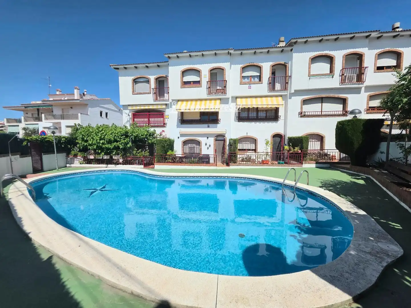 Außenansicht von Einfamilien-Reihenhaus zur Miete in Torredembarra mit Heizung, Terrasse und Schwimmbad