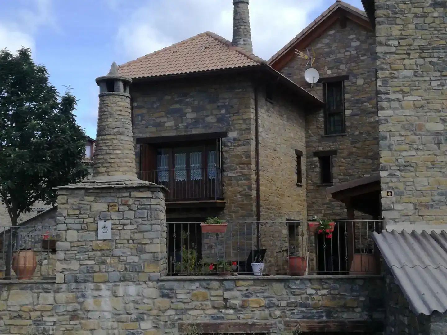 Vista exterior de Casa o xalet en venda en Castiello de Jaca amb Balcó