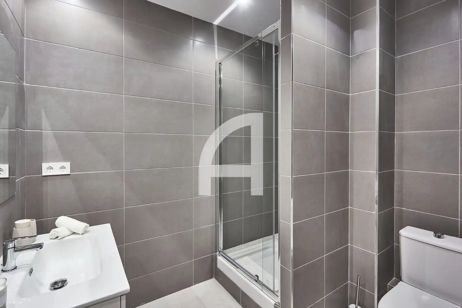Badezimmer von Wohnung zur Miete in Barcelona mit Klimaanlage, Heizung und Parkett