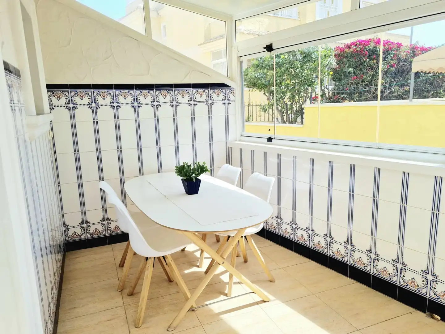 Terrasse von Einfamilien-Reihenhaus zur Miete in Torrevieja mit Klimaanlage, Heizung und Privatgarten