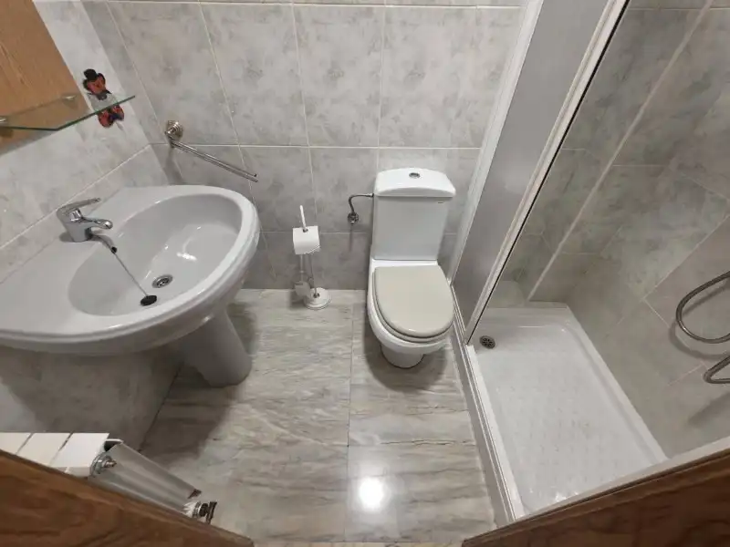 Bany de Pis de lloguer en Plasencia amb Aire condicionat, Calefacció i Jardí privat